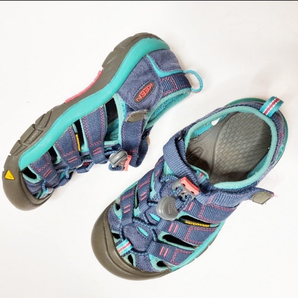 Keen Kids sz 3 water shoes hiking shoes